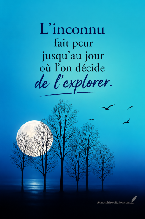 Citation inspirante sur le courage face à l'inconnu : « L'inconnu fait peur jusqu'au jour où l'on décide de l'explorer. » Paysage nocturne avec pleine lune, arbres et oiseaux.