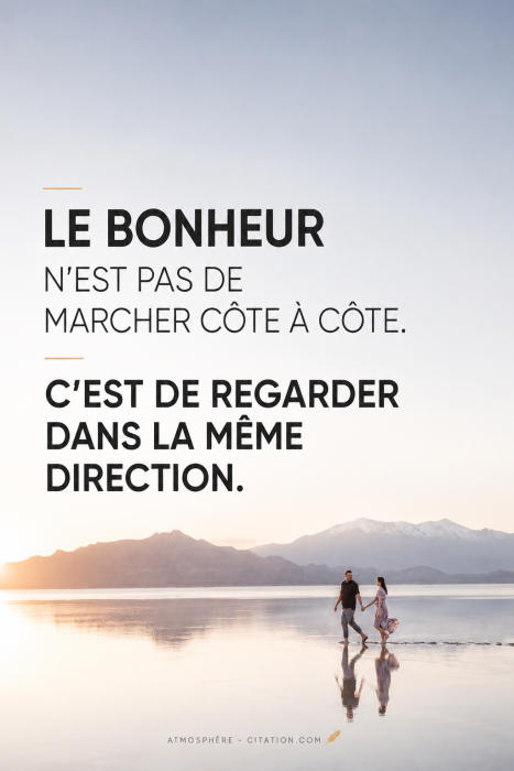 Un couple marchant main dans la main au coucher du soleil sur une plage à l'effet miroir, avec des montagnes en arrière-plan et la citation inspirante : Le bonheur n'est pas de marcher côte à côte. C'est de regarder dans la même direction.⁠